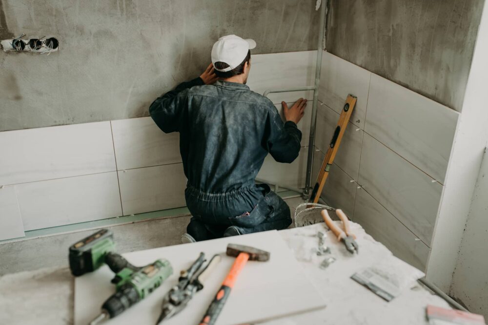 Tiling a bathroom shower can be rather tricky if you don't have the experience. 