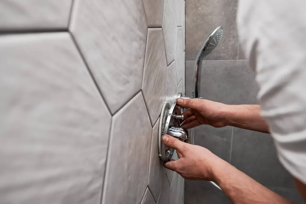 Removing a Delta shower handle can be difficult if there are no screws but following the directions will help.